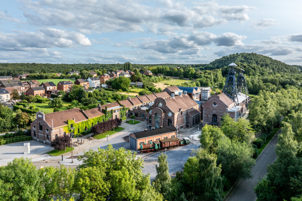 Vu de drone : le Bois du Cazier dans son écrin de verdure, au pied du terril